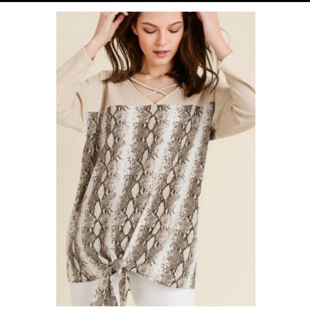 ✨SNAKE PRINT CONTRAST TOP W/V-NECKLINE-NEW - Picture 5 of 11